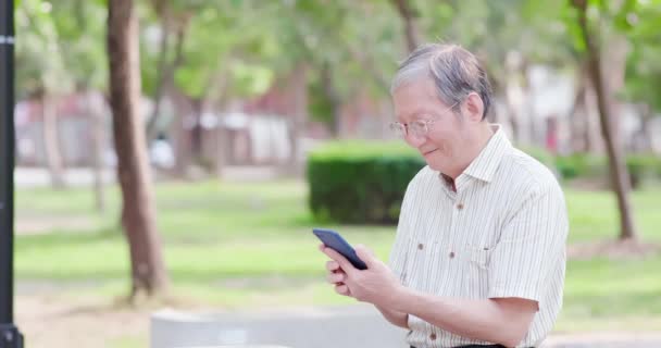 Older man use cell phone — Stock Video