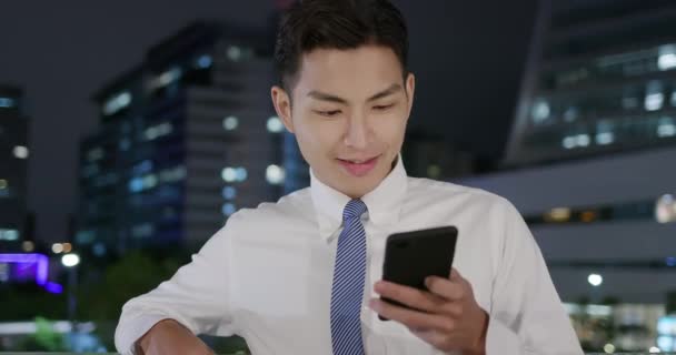 Geschäftsmann benutzt Telefon im Freien — Stockvideo