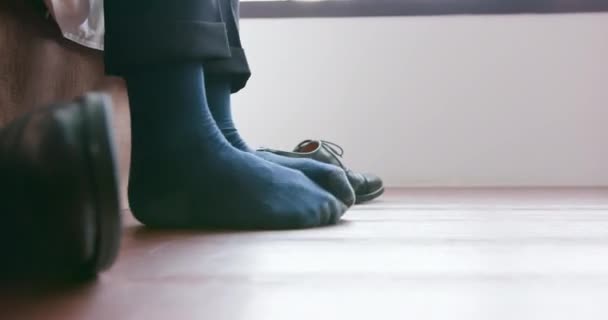 Man with athlete foot — Stock Video