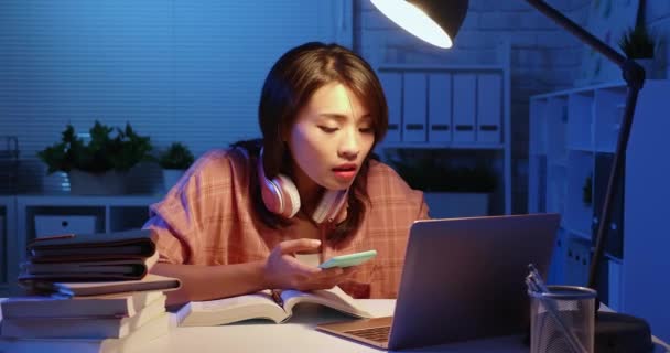 Estudante usar telefone e laptop — Vídeo de Stock