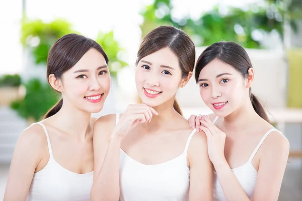 Cuidados com a pele asiático mulheres amigo — Fotografia de Stock