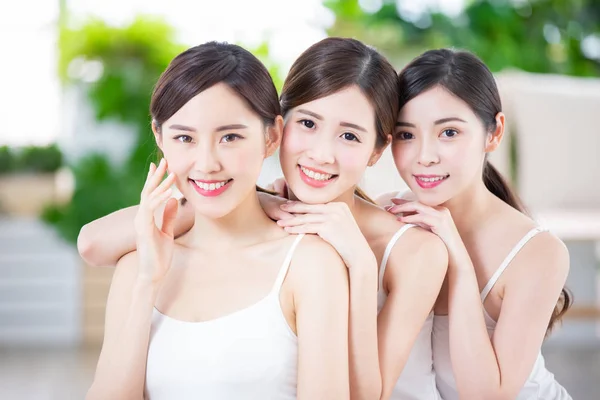 Догляд за шкірою азіатські жінки друг — стокове фото