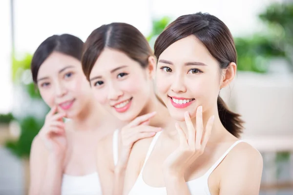 Cura della pelle le donne sorridono felicemente — Foto Stock