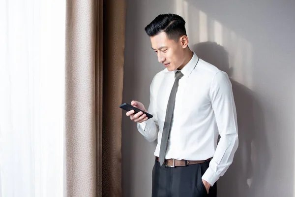 アジアのビジネスマンは携帯電話を使用します — ストック写真