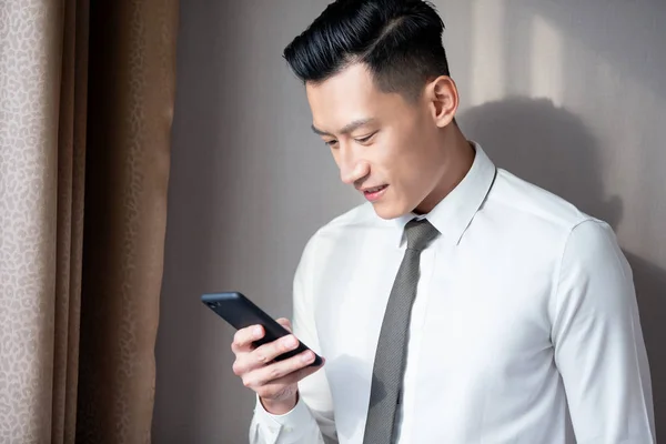 Asiatischer Geschäftsmann benutzt Handy — Stockfoto