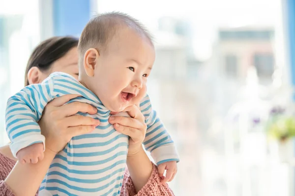 赤ちゃんを持つ母親は — ストック写真