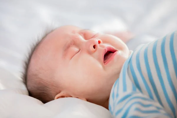Yatakta uzanmış bebek — Stok fotoğraf