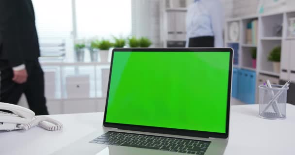 Laptop with green screen — Stock Video