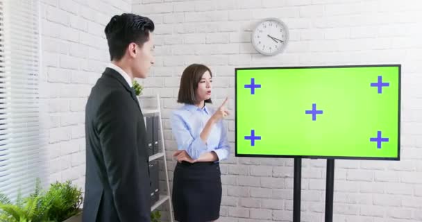 Televisión de pantalla verde con empresarios — Vídeo de stock