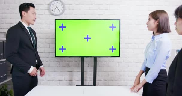 İş adamları ile yeşil ekran tv — Stok video