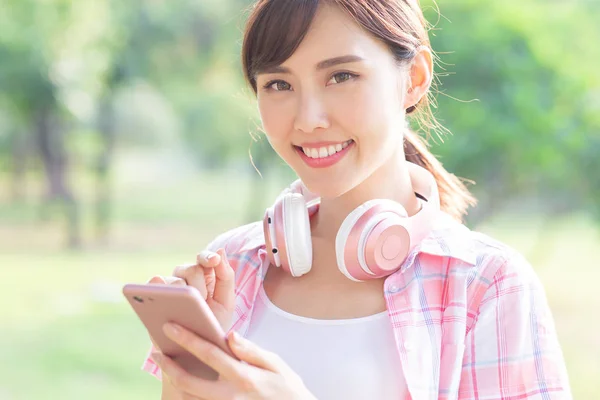 Jonge Aziatische vrouw gebruiken telefoon — Stockfoto