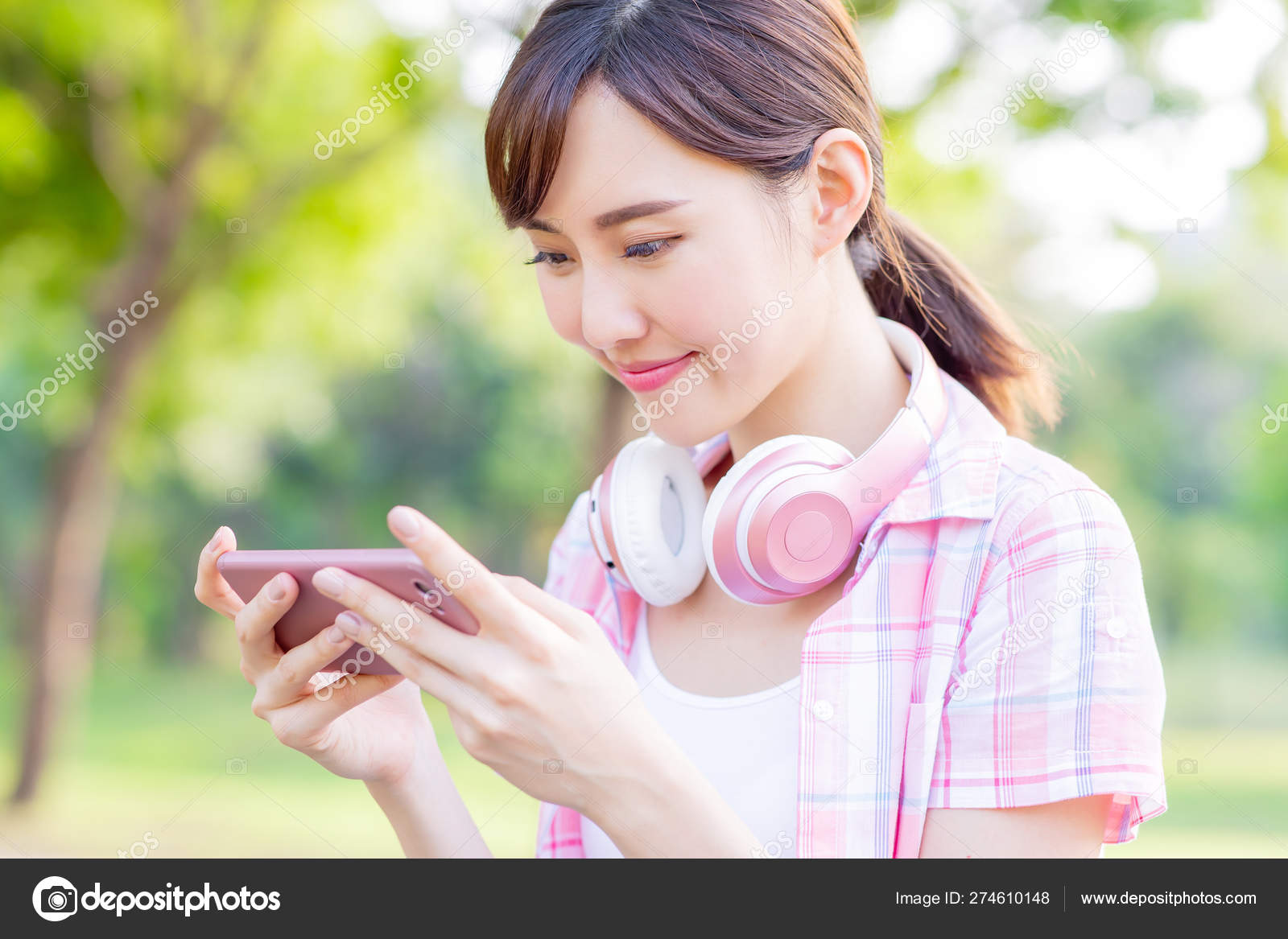 Девушка Играть В Игры По Телефону Стоковое Фото ©ryanking999 274610148