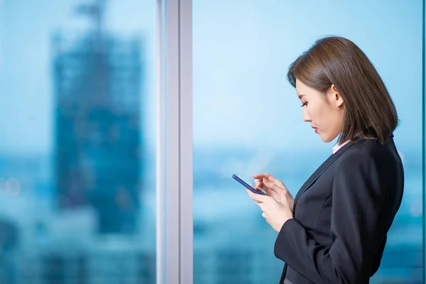 Aziatische zakelijke vrouw gebruik smartphone — Stockfoto