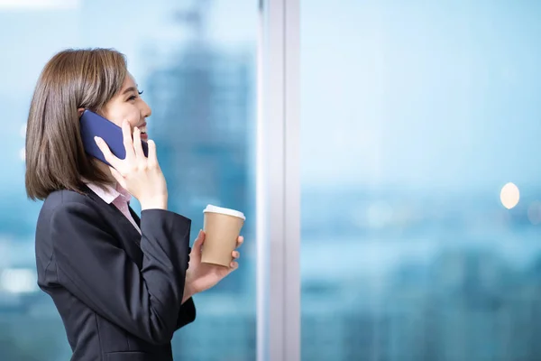 Asian business woman speak phone — Stock Photo, Image