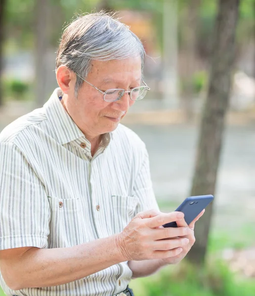 Älterer Mann benutzt Handy — Stockfoto