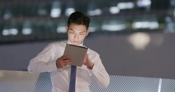 Бизнесмен пользуется планшетом — стоковое видео