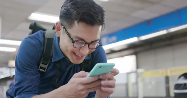 Estudiante utilizar el ordenador portátil — Vídeos de Stock