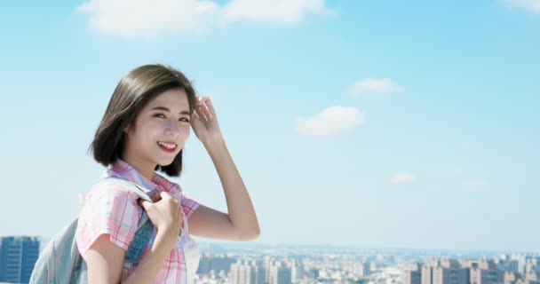 Asiático estudante tavel e feliz — Vídeo de Stock
