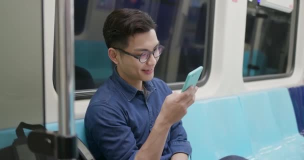 Человек использовать телефон в MRT — стоковое видео