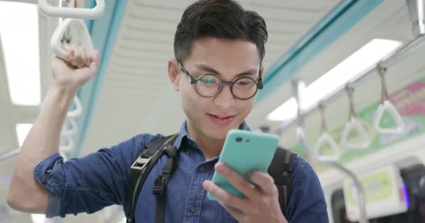 Mann benutzt Telefon in mrt — Stockvideo