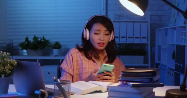 Estudiante escuchar música — Vídeo de stock