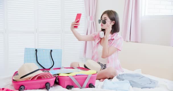 Aziatische schoonheid selfie bij het verpakken — Stockvideo