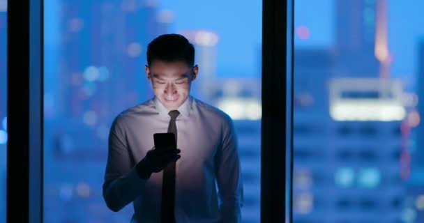 Homem usar smartphone à noite — Vídeo de Stock