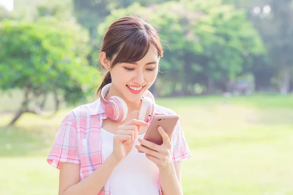 Jonge Aziatische vrouw gebruiken telefoon — Stockfoto