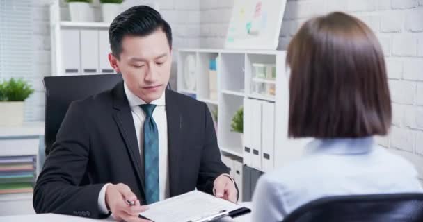 Aziatische vrouw in sollicitatiegesprek — Stockvideo