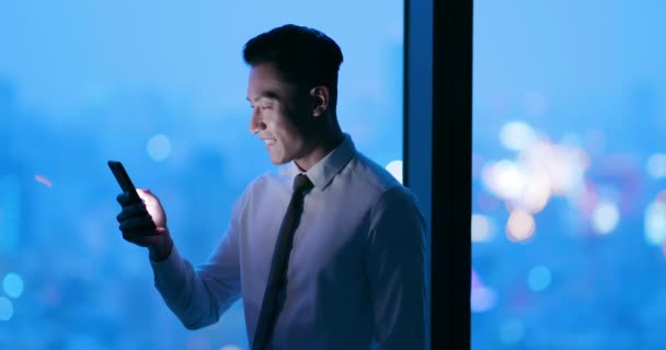 Hombre uso de teléfono inteligente por la noche — Vídeo de stock