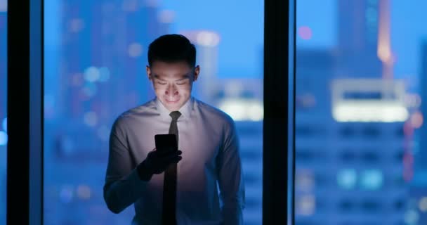Mann nutzt Smartphone in der Nacht — Stockvideo