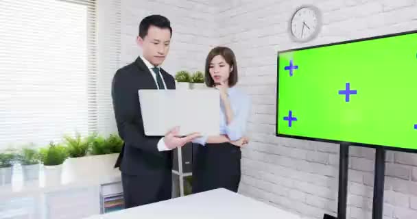 Televisión de pantalla verde con empresarios — Vídeo de stock