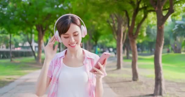 Młody Asian kobieta używać telefon — Wideo stockowe