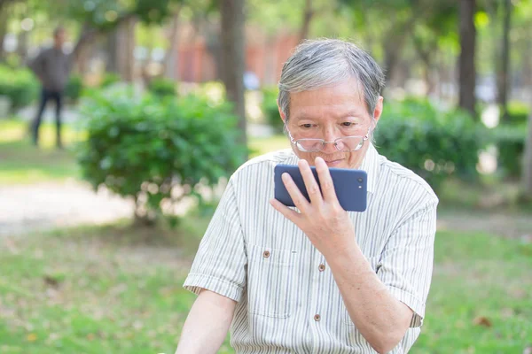 Älterer Mann schaut Video per Handy — Stockfoto