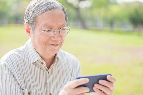 Älterer Mann schaut Video per Handy — Stockfoto