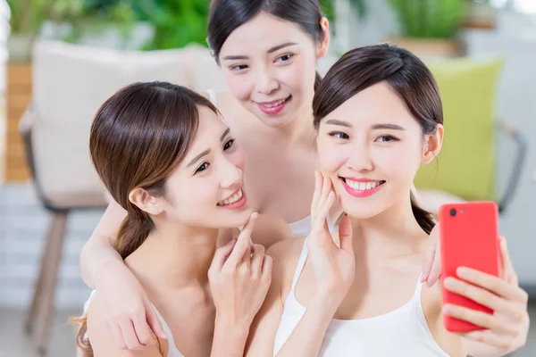 Femmes asiatiques prennent selfie heureusement — Photo