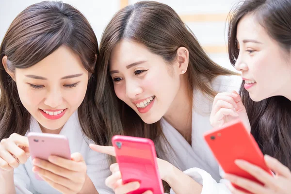 Ženy sdílí se smartphone — Stock fotografie