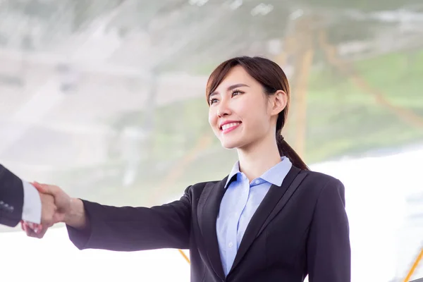 Empresaria apretón de manos con sonrisa — Foto de Stock