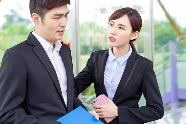 Businesswoman consola il suo collega — Foto Stock