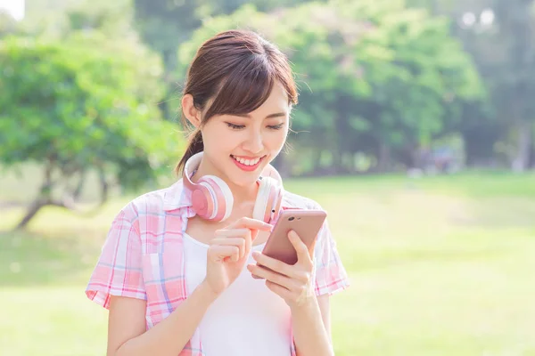 Genç asyalı kadın telefon kullanımı — Stok fotoğraf