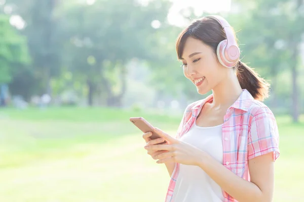 Menina ouvir música com fones de ouvido — Fotografia de Stock