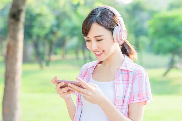 Menina assistir vídeo no telefone — Fotografia de Stock