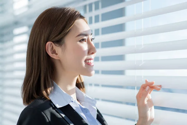 Vue latérale de femme d'affaires sourire — Photo