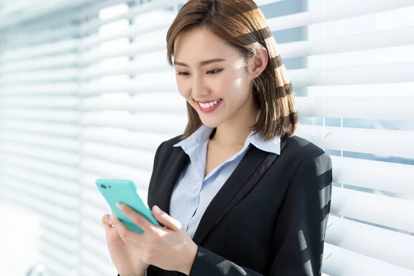 Asiatico affari donna uso telefono — Foto Stock