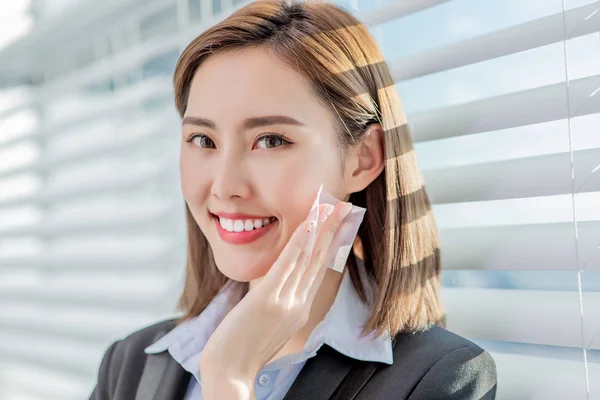 Woman use oil blotting paper — Stock Photo, Image