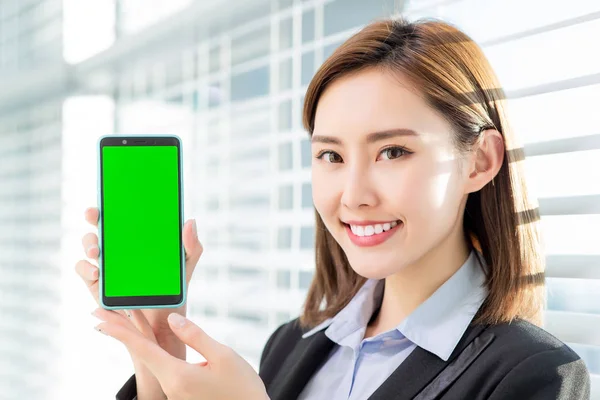 Frau zeigt grünen Bildschirm des Handys — Stockfoto