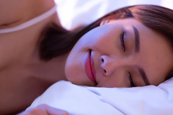 Женщина хорошо спит на кровати — стоковое фото