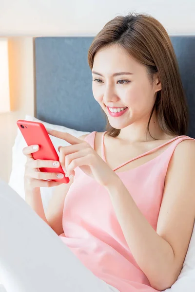 Mujer asiática uso de teléfono inteligente felizmente —  Fotos de Stock