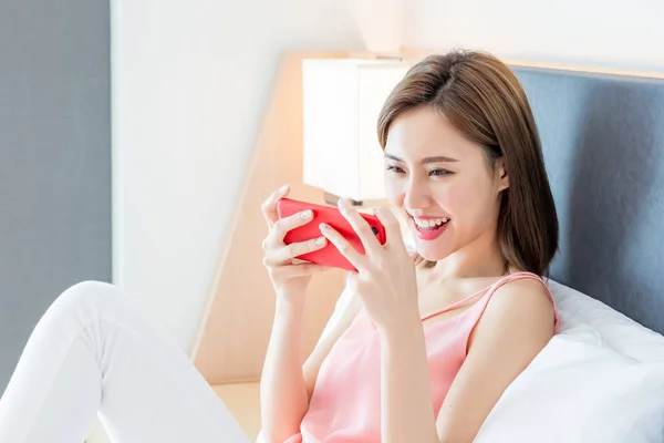 Žena hrát mobilní hru šťastně — Stock fotografie