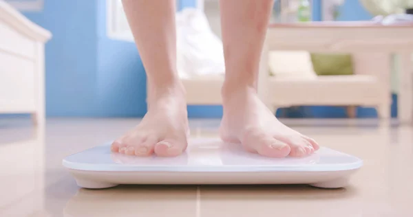 Woman stand on weight scale — Stock Photo, Image